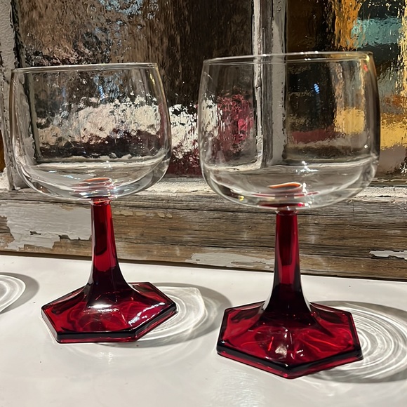 Mid Century Modern set of 4. Red Luminarc France stem wine glasses. A rare gift! - Picture 3 of 7